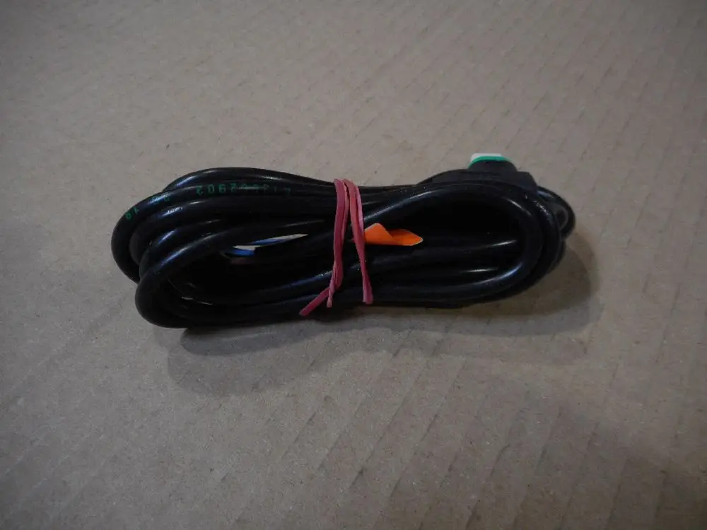 Schwarzes Kabel, aufgerollt mit einem roten Gummiband. Am Ende befindet sich ein Stecker. Das Produkt könnte für eine Pumpe von Remeha verwendet werden.